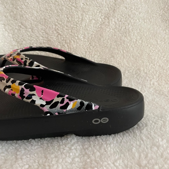 OOFOS OOLALA Limited Edition Multicolored Flip Flop Sandals - Picture 3 of 7